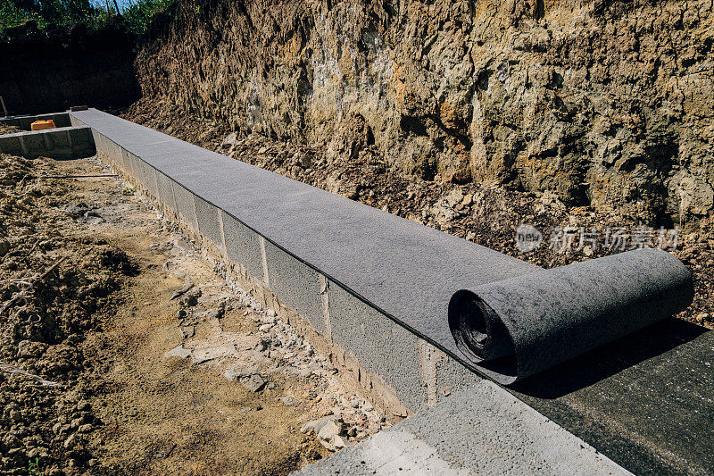 水平防水。在混凝土砌块的砌体上铺设了一长排两层的沥青防水材料。