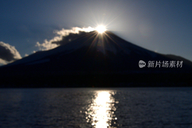 富士山钻石:富士山山顶的日落，摄于山中湖