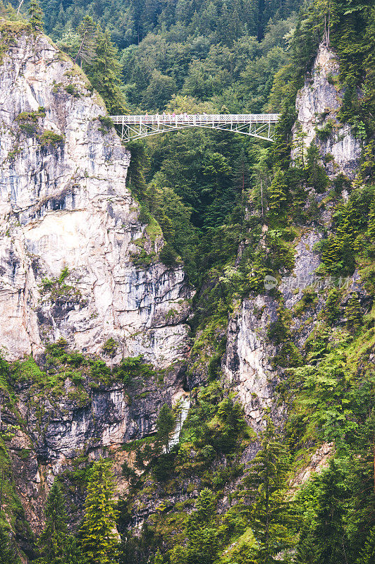 小桥连接山谷