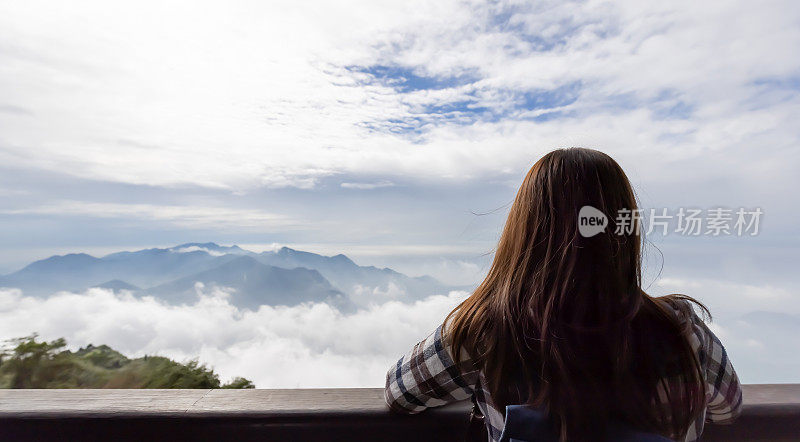 旅行者看多云的山