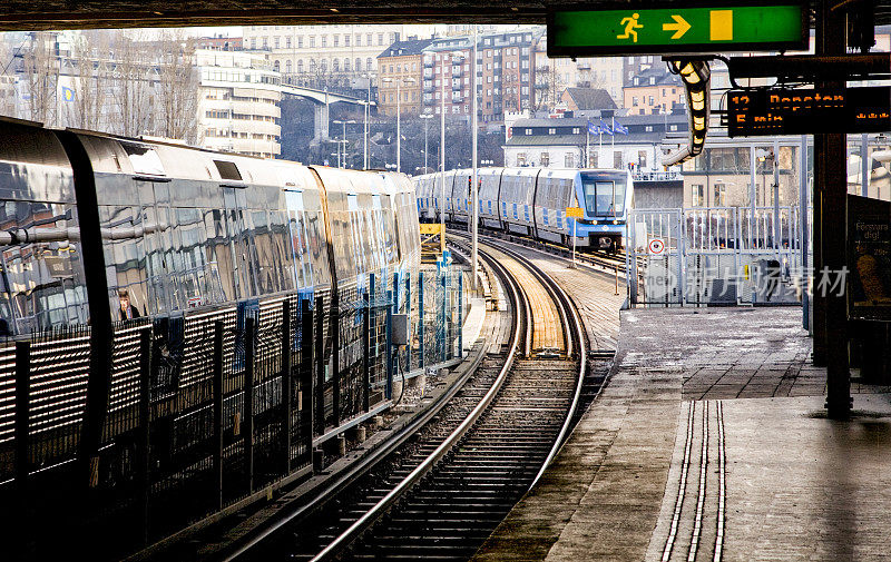 Slussen。瑞典斯德哥尔摩的地铁站，火车进站和出站。