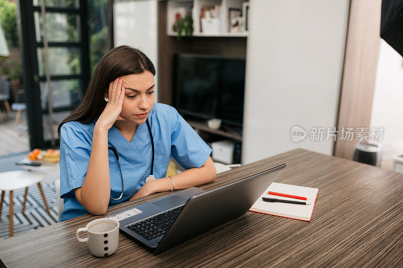 美丽的女医生在家检查她的病人