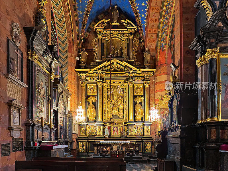 位于波兰克拉科夫圣玛丽大教堂北部中殿的圣斯坦尼斯劳斯圣坛