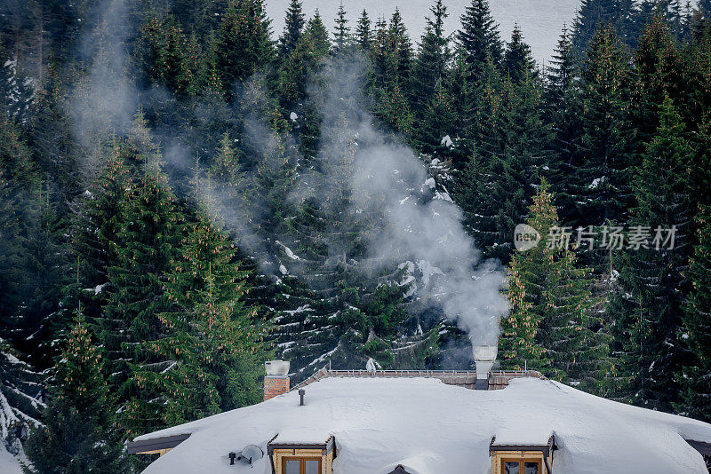 房子下雪库存照片