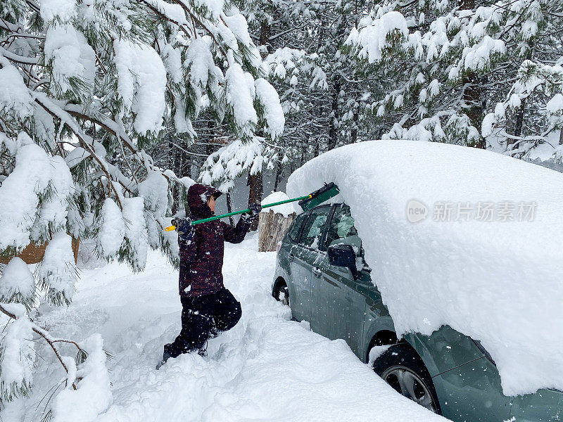 加州特拉基，一场暴风雪过后，一个孩子帮助他的母亲清理汽车和车道