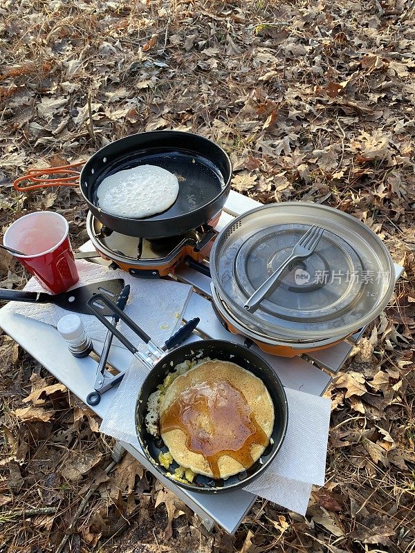 在树林里用野营炉做煎饼