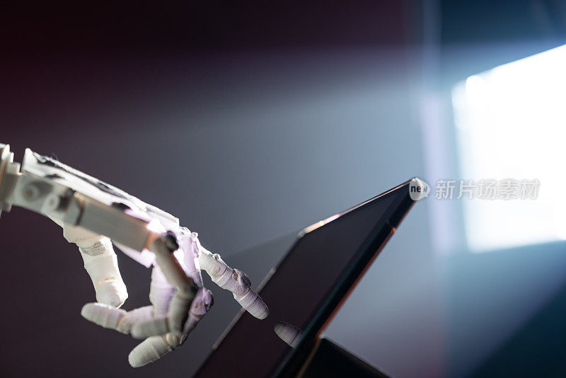 机器人手触摸平板屏幕