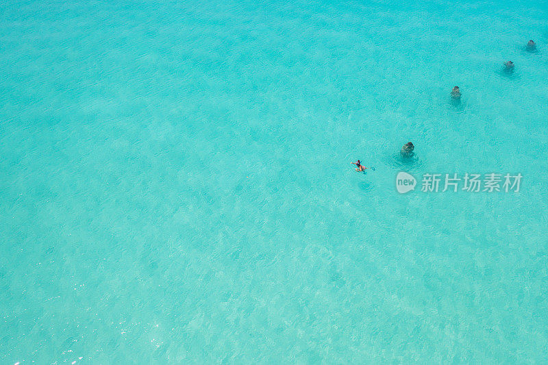 一名女子在马尔代夫潜水的无人机照片