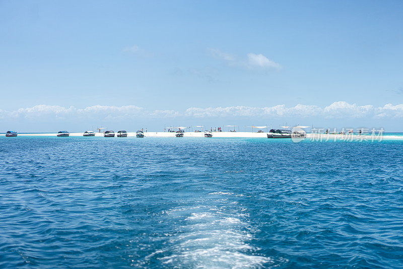 游客聚集在一个热带小岛上