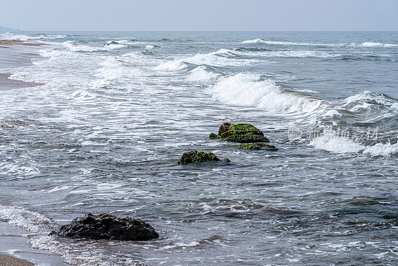 海浪拍打着海岸