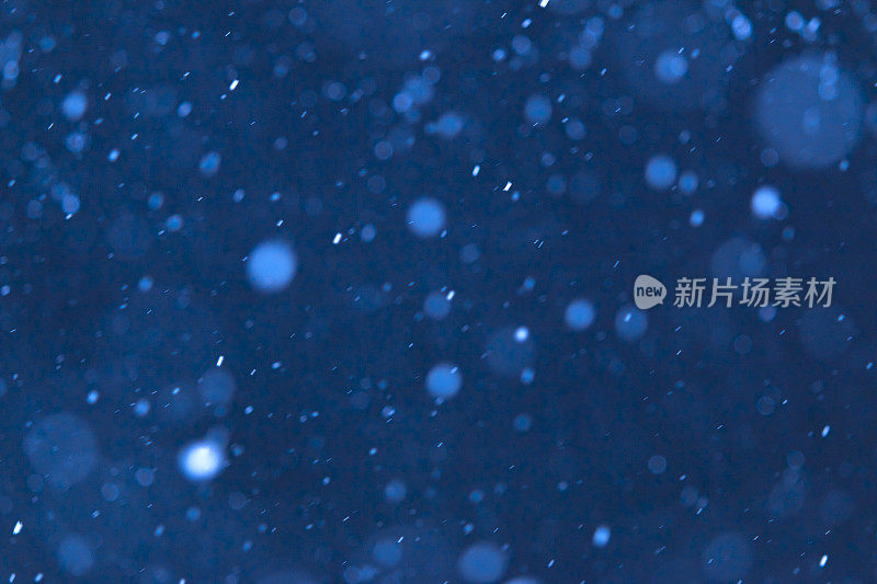 在寒冷的夜晚下雪