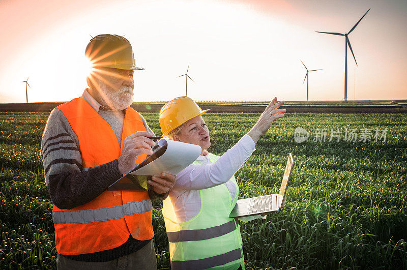 风车工程师检查和检查风力发电机的进度