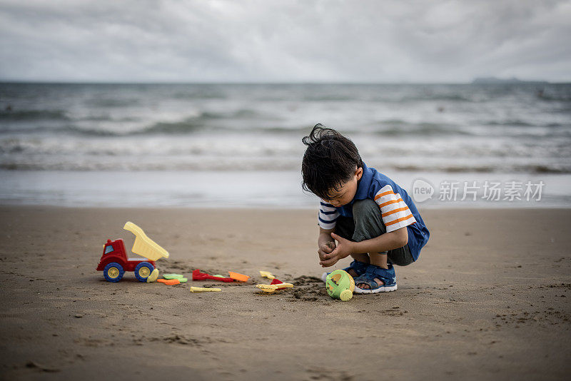 亚洲男孩在海边玩