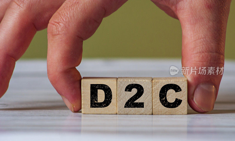 D2C首字母缩写D2C字概念写在木块上的符号