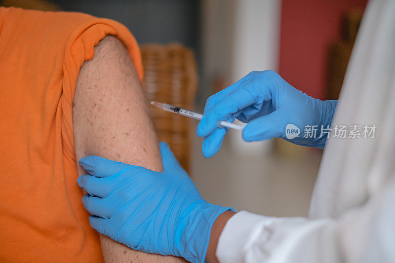 难以辨认的白人旅行者在巴厘岛接受COVID-19疫苗