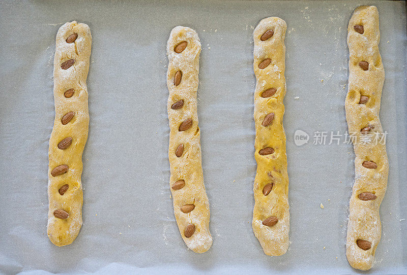 烤盘里的Cantuccini