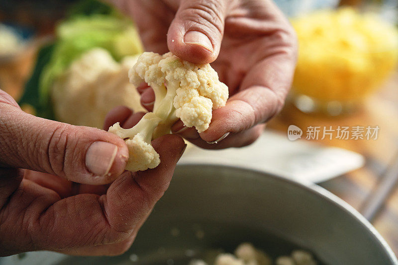 准备印度素食Aloo戈壁菜与土豆和花椰菜