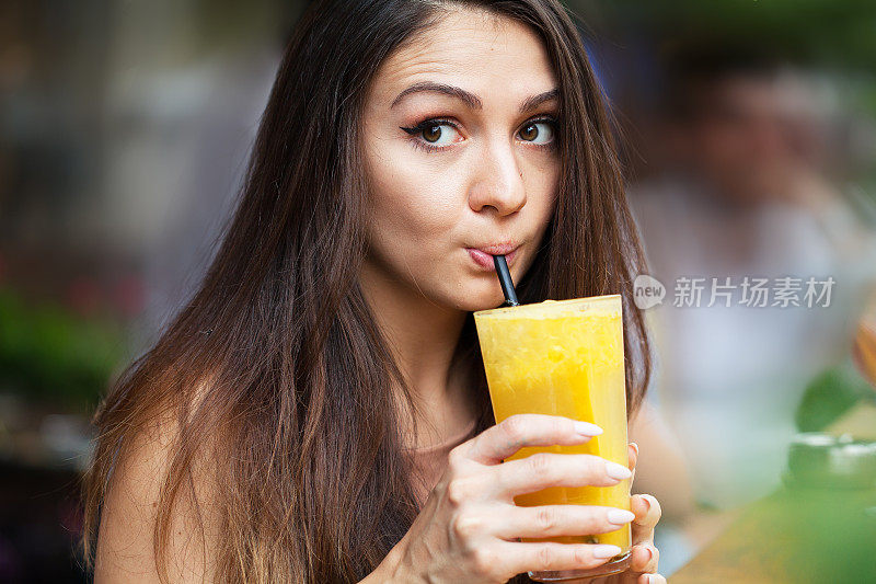 喝橙汁的年轻美女