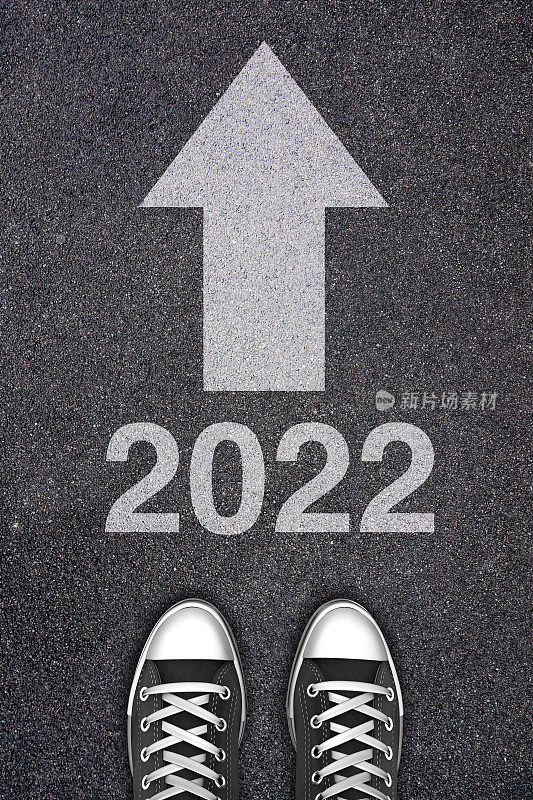 2022年，人们在沥青路上等待