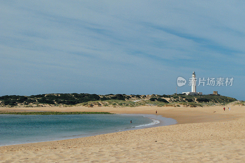 西班牙安撒卢西亚自治社区远处的海滩和灯塔景观