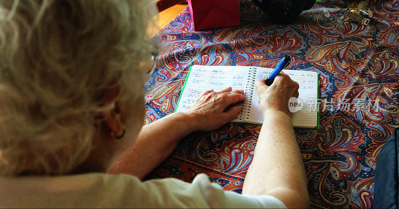 一位资深女性在她的日记中记录血压数据
