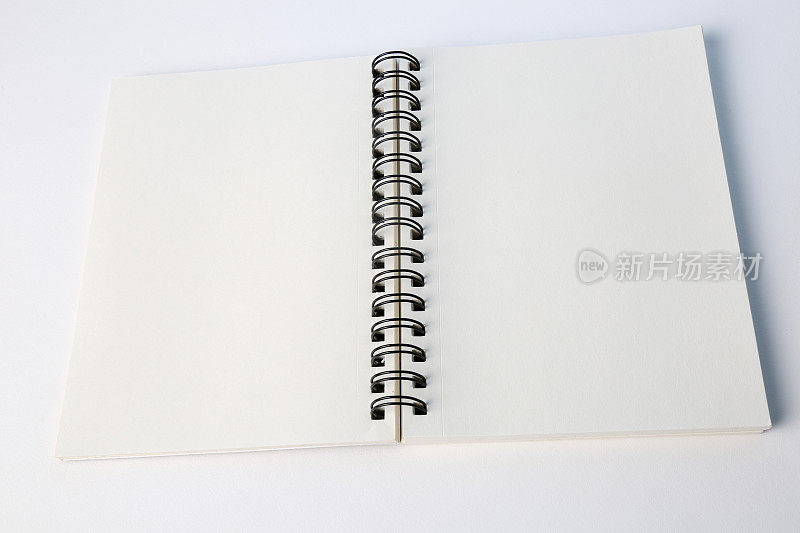 打开笔记本在一个白色的背景与足够的空间复制速度