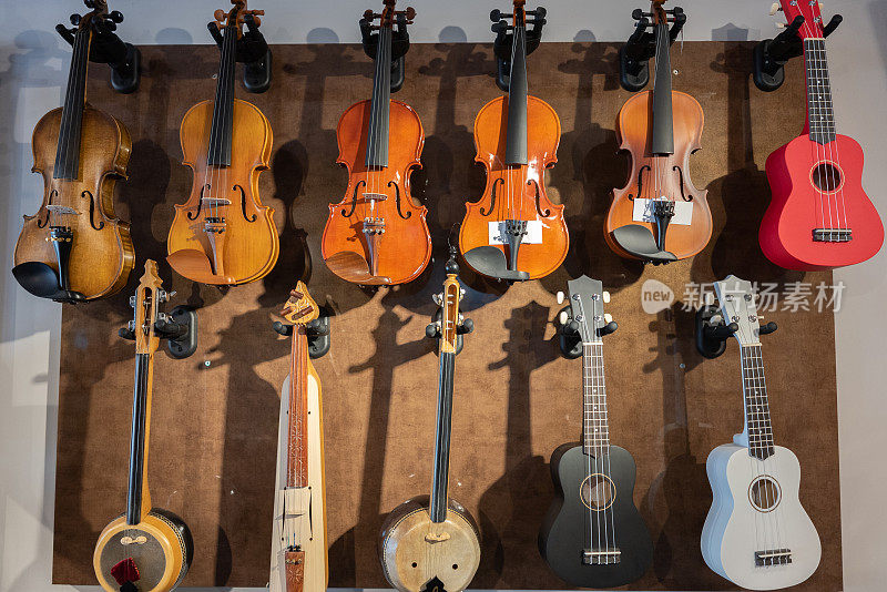 土耳其乐器内景，悬挂琵琶和小提琴。