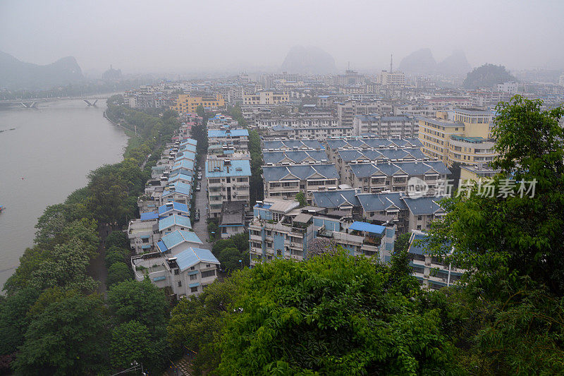 桂林雾蒙蒙的城市景观，广西，中国