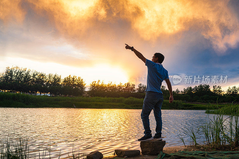 男人欣赏夕阳中的美景