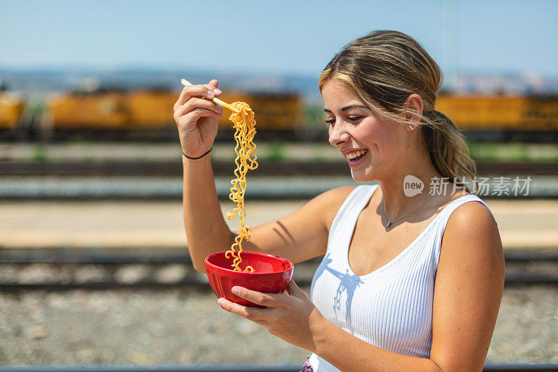 充满活力的少女拉面照片在工业商业区火车站明亮的背景照片系列