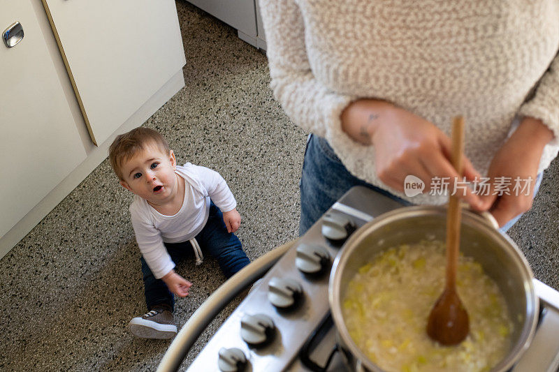 母亲和孩子在厨房里。在准备午餐。