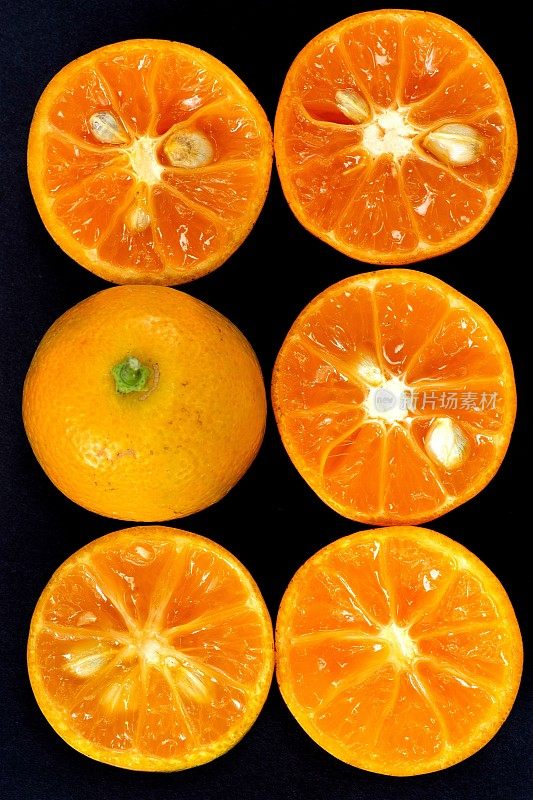 封闭新鲜的金橘水果-黑色背景。