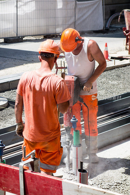 建筑工人在土木工程工作。瑞士伯尔尼老城的建筑工地