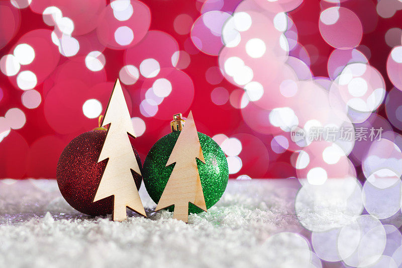 以圣诞树为背景，烘托气氛的彩灯球和圣诞树装饰
