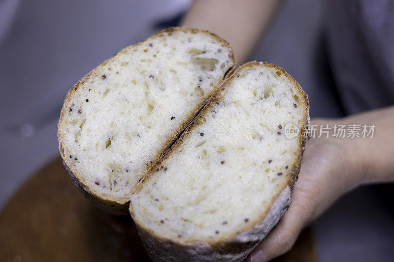 手工面包，用藜麦种子和小麦粉制成