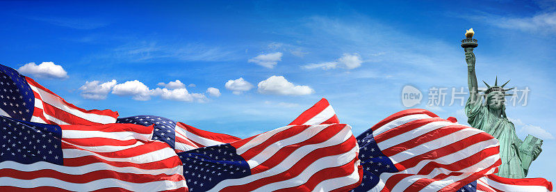 蓝天上悬挂着美国国旗的自由女神像