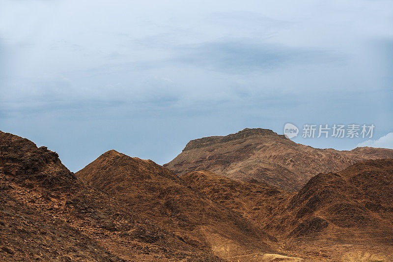 湛蓝的天空衬托下美丽的山景