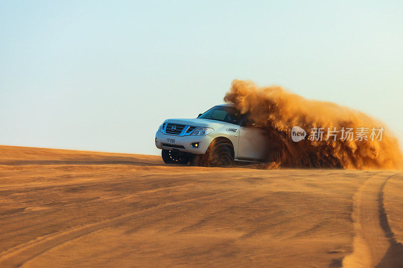 沙丘冲击和越野冒险与4x4汽车在沙漠旅行