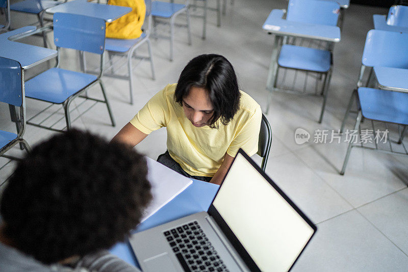 有特殊需要的学生在教室里和老师一起学习