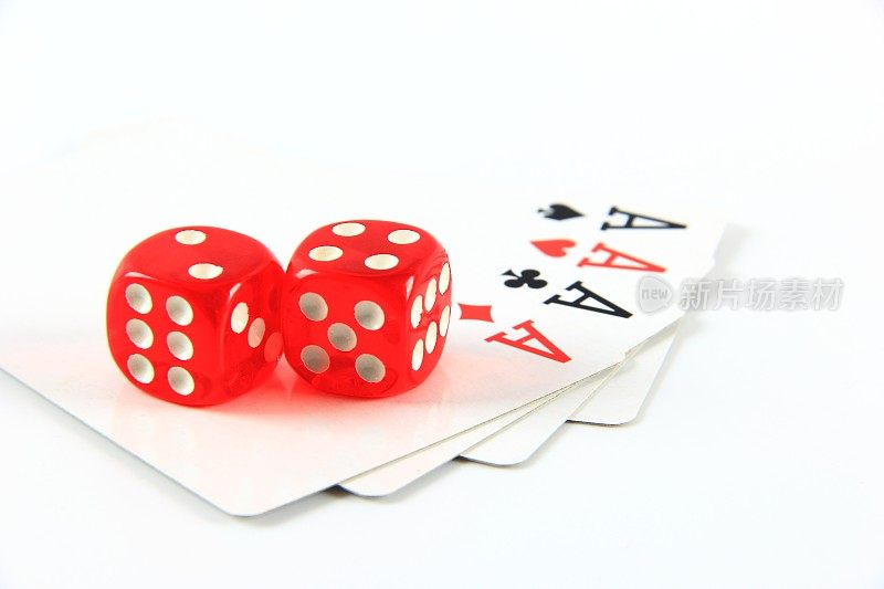 骰子和扑克在白色的背景