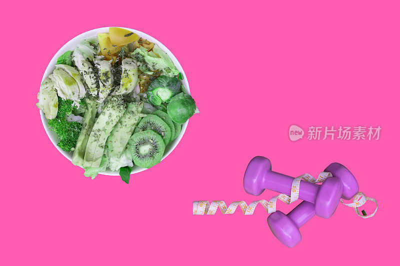 素食沙拉与蔬菜在白色盘子上粉红色的背景