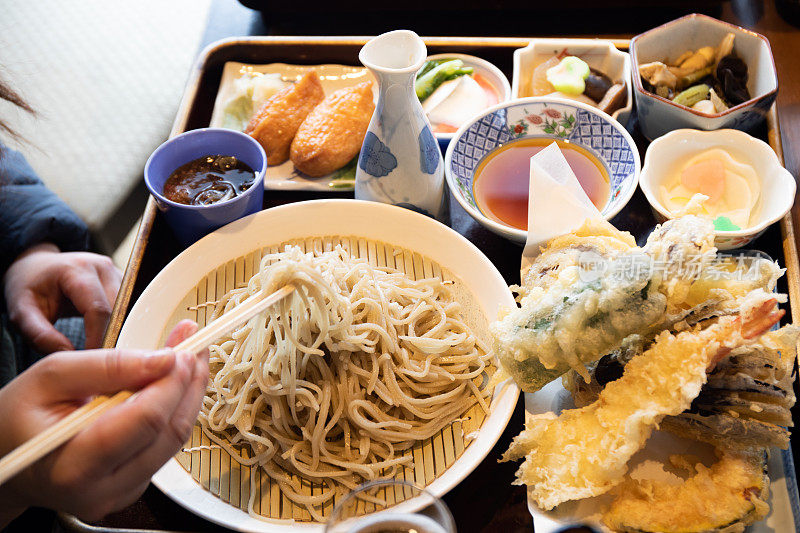 餐厅里的传统冷日本荞麦面