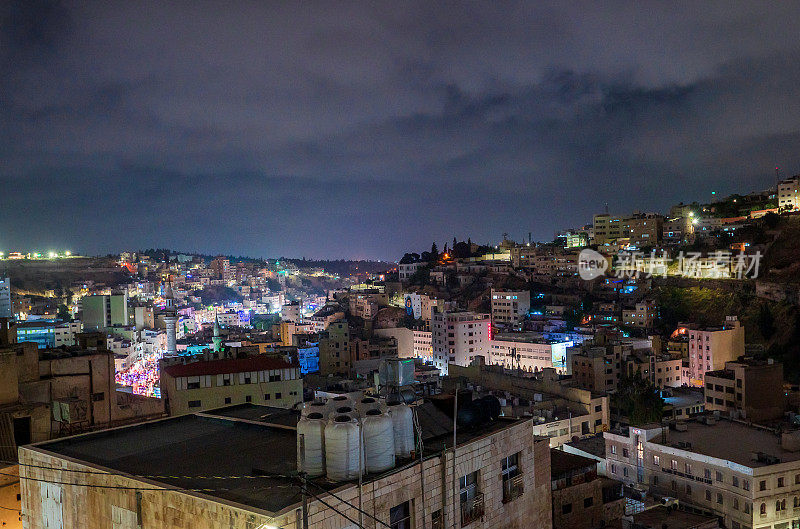 约旦夜景中的阿曼天际线。约旦首都的市中心建在七座山上