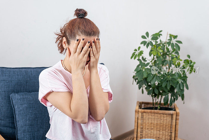 悲伤的女人用手捂住脸