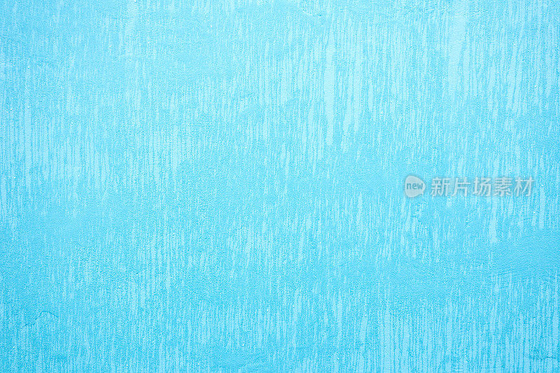 湿淋淋的浅蓝色墙壁