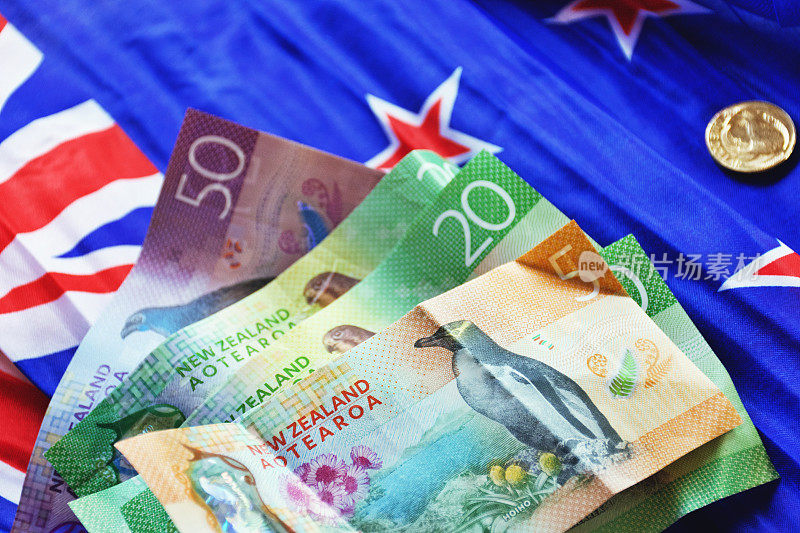 有新西兰国旗背景的新西兰货币(NZD)
