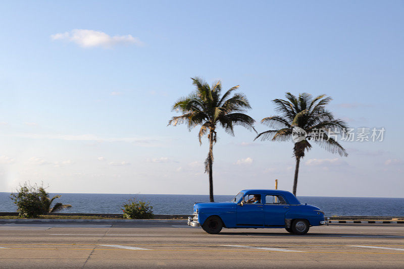 蓝色经典车行驶在哈瓦那海岸，古巴