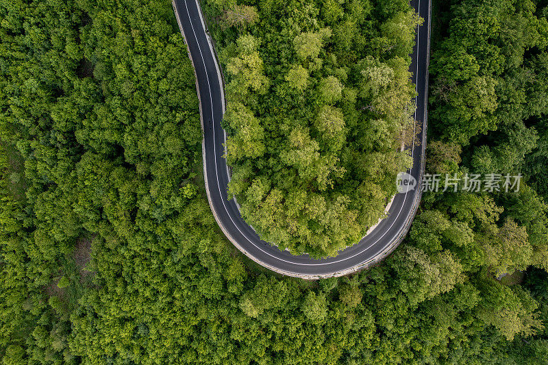 用无人机俯视蜿蜒弯曲的道路