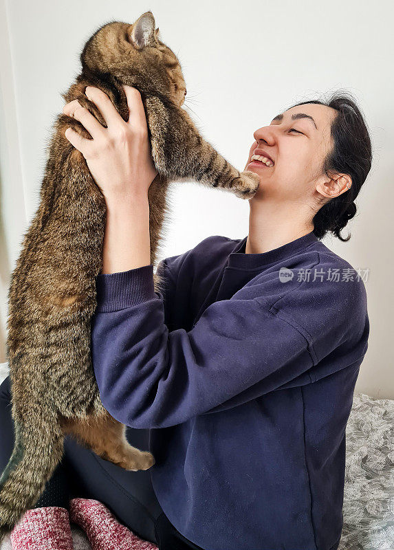 女人在家里和猫玩