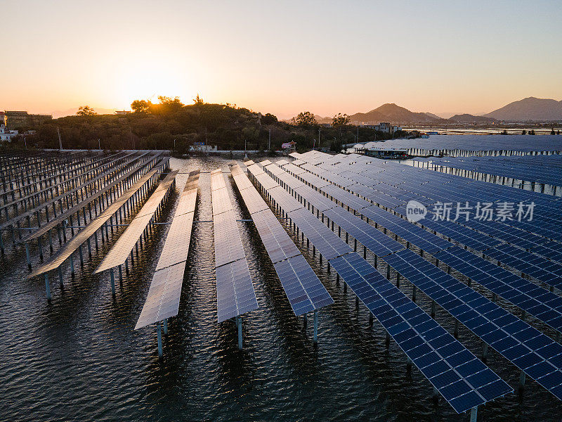 日落时海上太阳能发电厂的鸟瞰图。